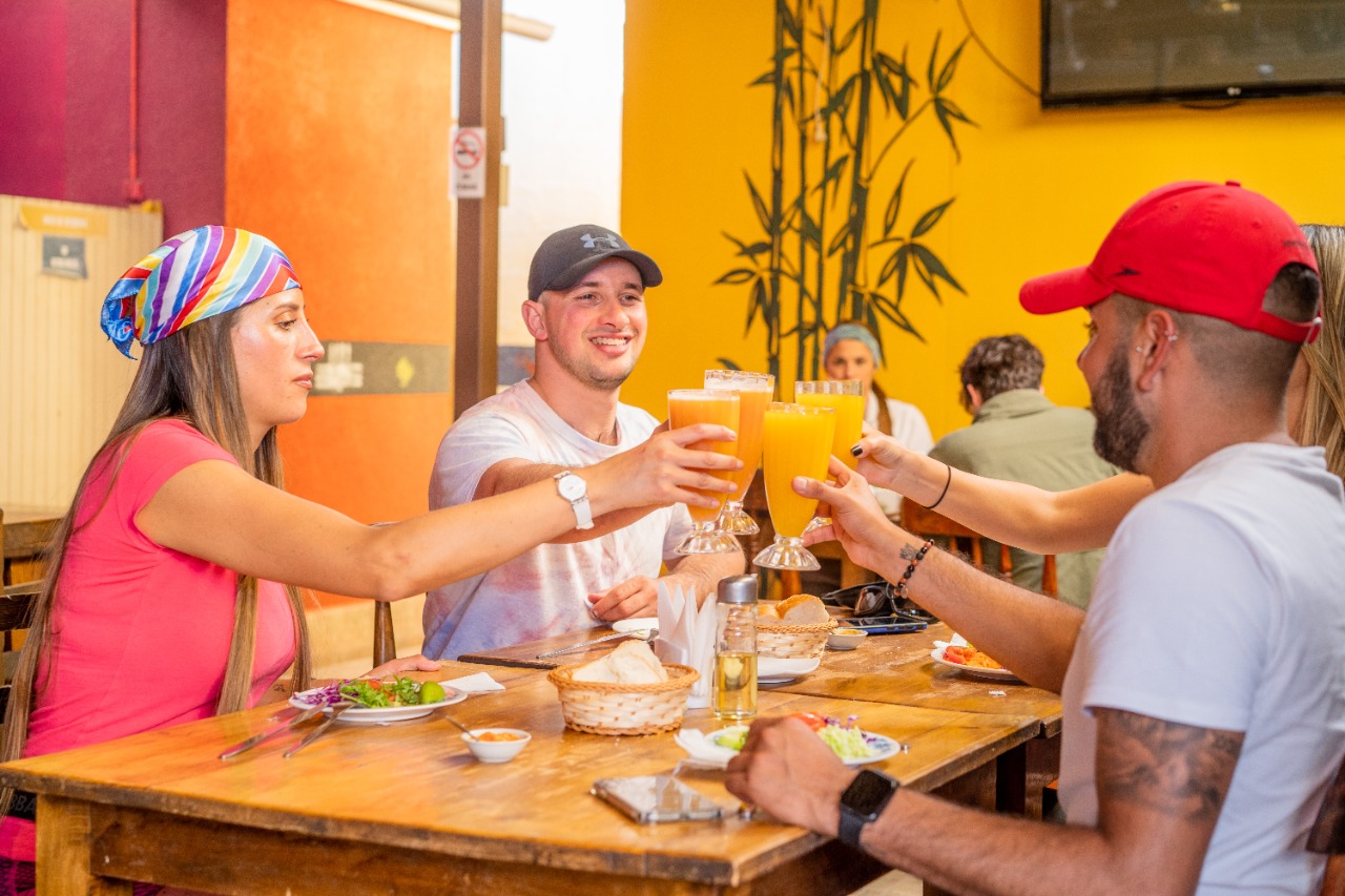 Pasa con tu Pase permitirá a restaurantes atender en espacios cerrados a quienes porten el Pase de Movilidad