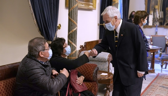 Presidente y Primera Dama entregan pensiones de gracia a familiares de funcionarios de la salud fallecidos durante la pandemia