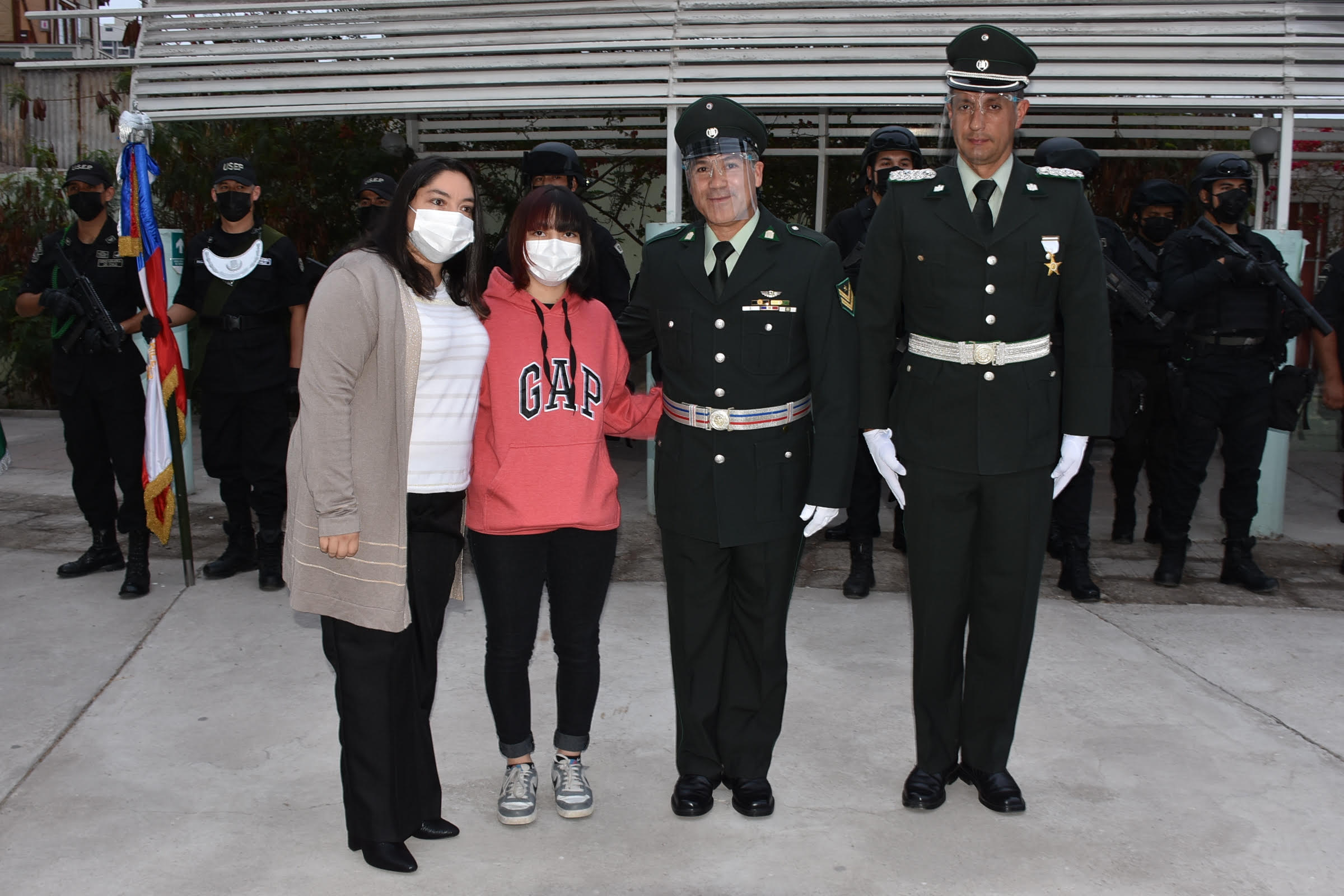Gendarmería de Iquique reconoció a suboficiales mayores en su día y al personal ascendido