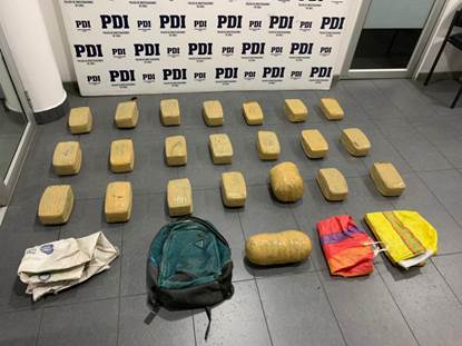 Detectives de Antinarcóticos detuvieron a tres personas e incautaron más de 22 kilos de drogas
