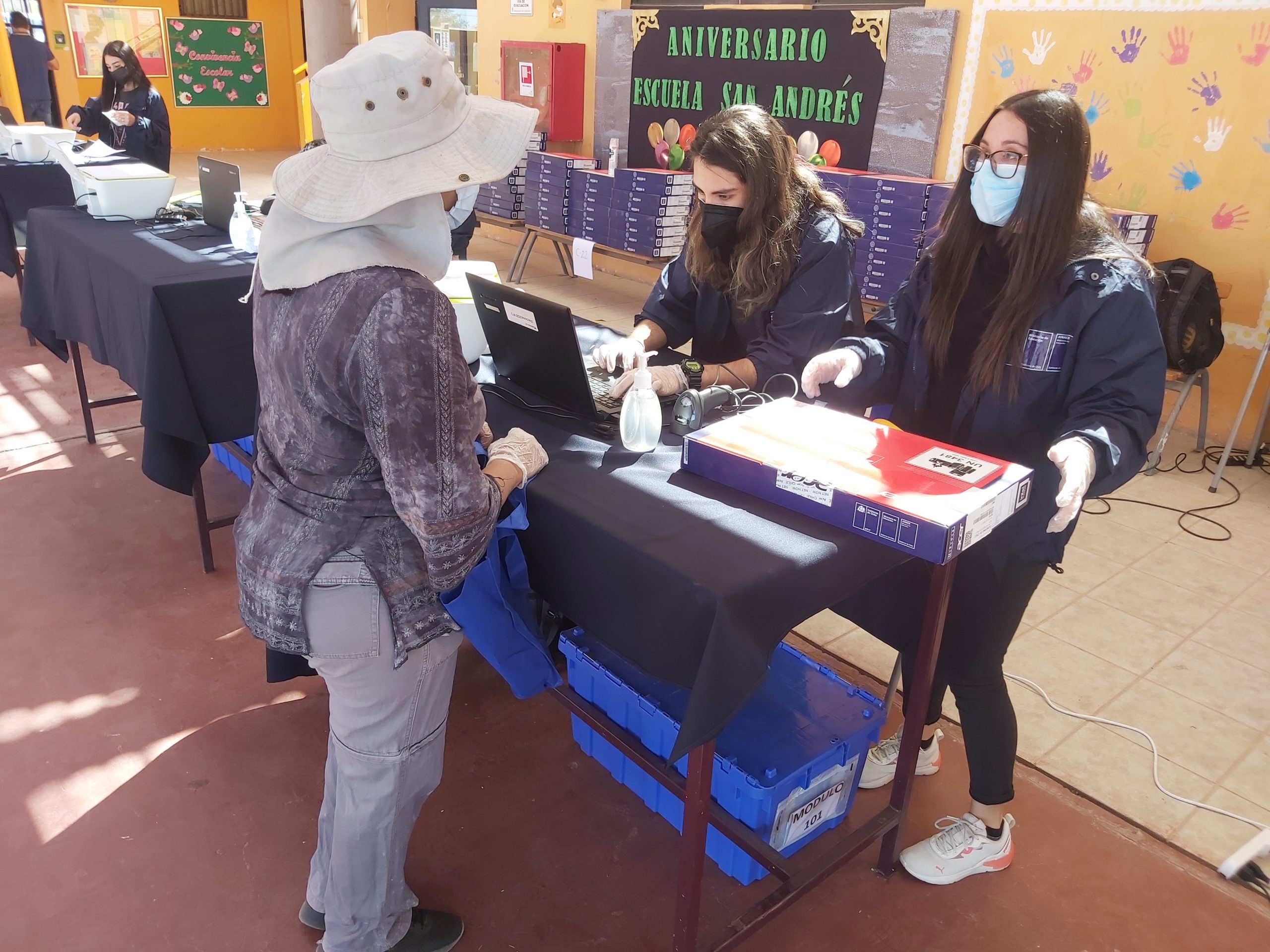 Alumnos recibieron notebooks en la comuna de Pica