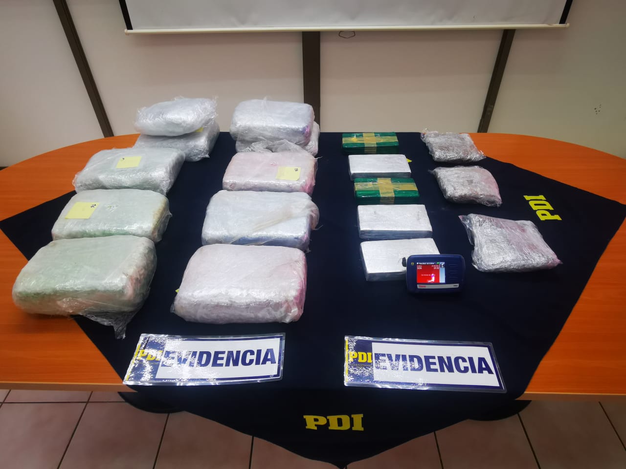 Detectives de Antinarcóticos encontraron 28 kilos de droga abandonados en el desierto
