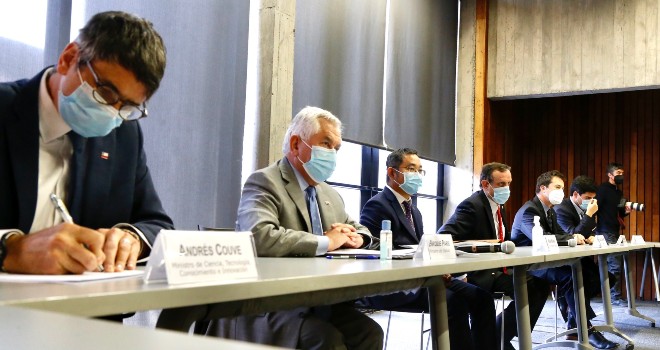 Ministro de Salud valora anuncio de laboratorio chino Sinovac de instalar una planta de vacunas en Chile
