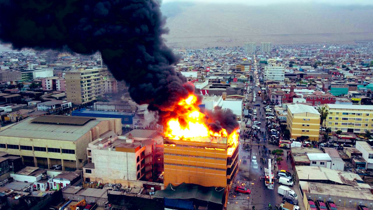 Incendio arrasó con tres pisos de la Fábrica Moisés en Manuel Rodríguez con Diego Barros Arana