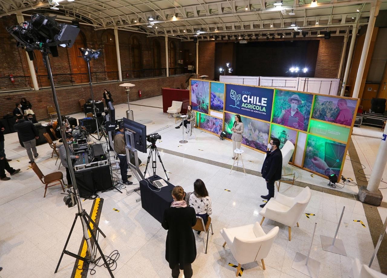 Ministras Undurraga y Hutt destacan la necesidad de avanzar en la cobertura de telecomunicaciones en sectores rurales 