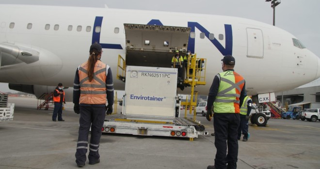 Ministra Rubilar recibe nuevo embarque de vacunas Astrazeneca contra el COVID-19