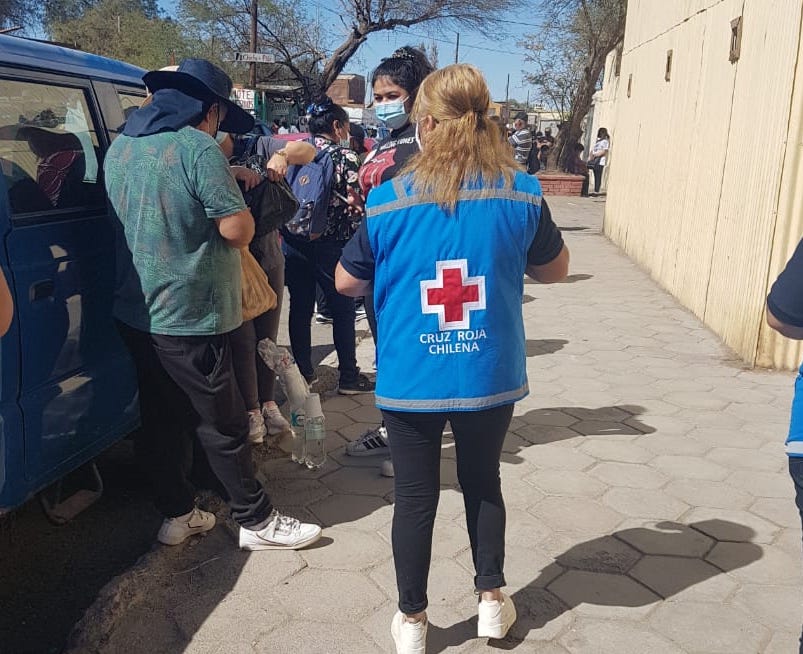 Entregan agua y mandarinas a devotos de La Chinita