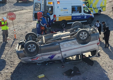 Vehículo con inmigrantes venezolanos, haitianos y bolivianos volcó en ruta Huara-Colchane; conductor huyó del lugar