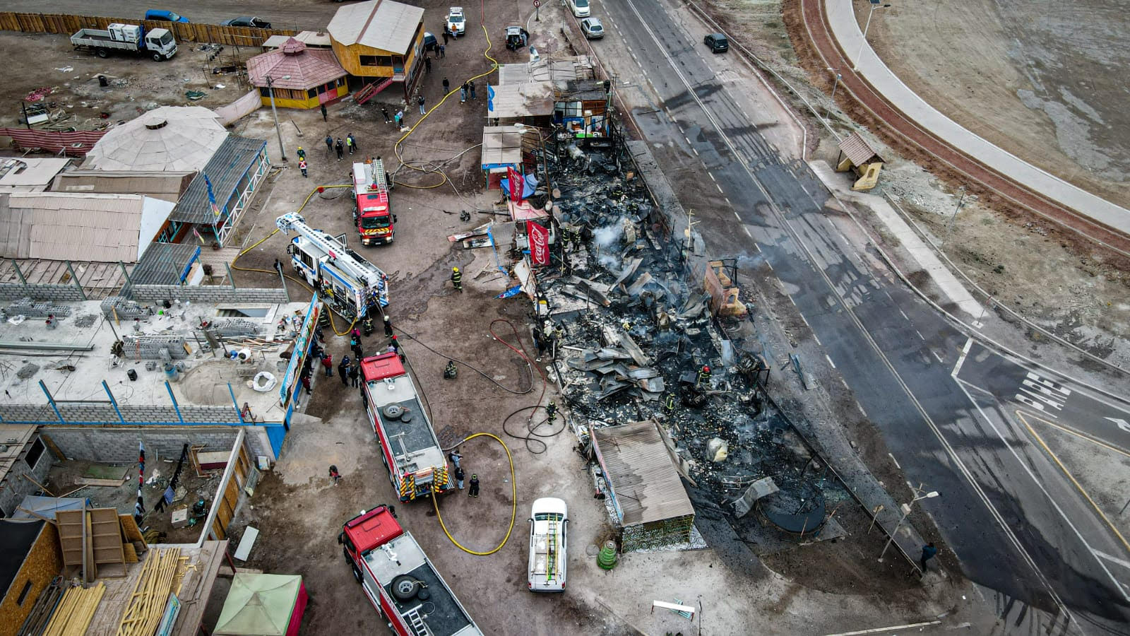 Un incendio arrasó con 8 locales de comida rápida en Caleta Los Verdes