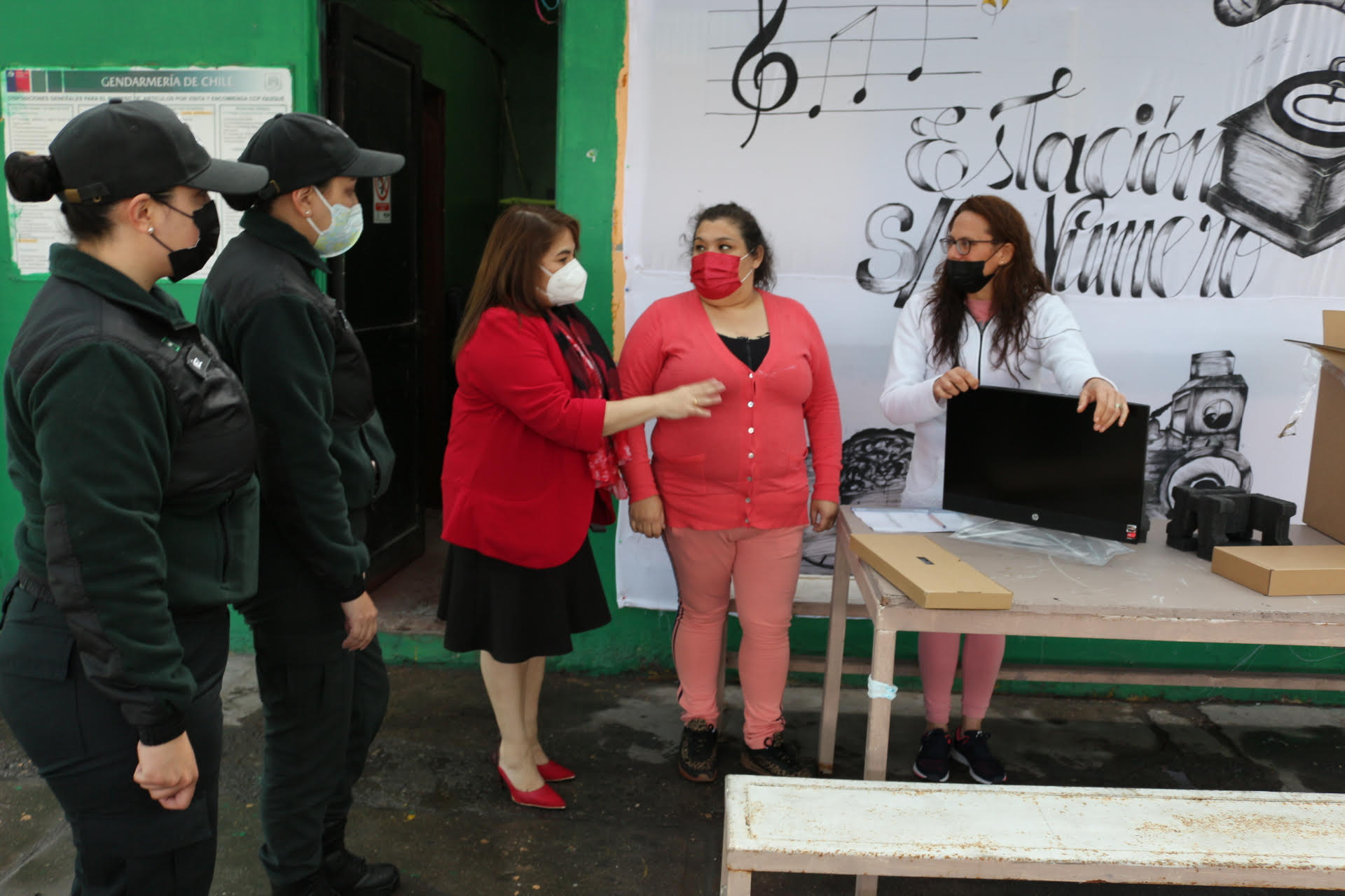 Importante donación para la Radio Estación realizó Seremi de la Mujer 