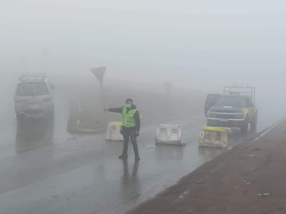 (VIDEO) Carabineros llama a conductores a la precaución por intensa llovizna en bajada-subida de Alto Hospicio