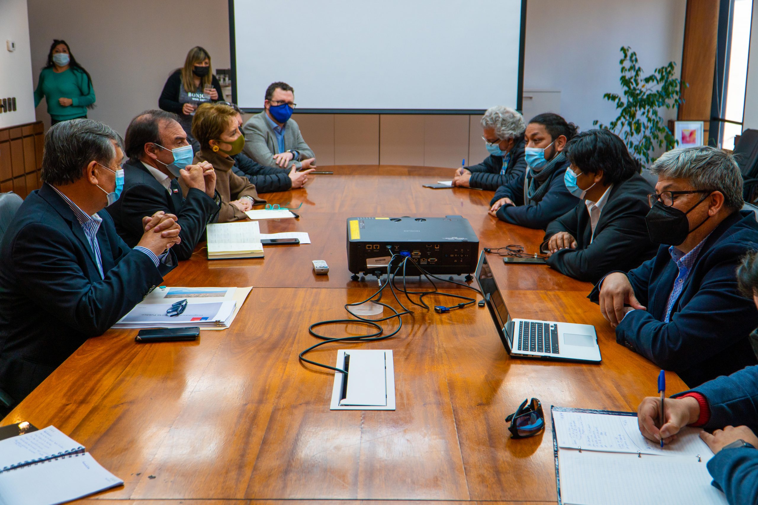 Cores (de Arica) logran compromiso del MTT para proyecto de electromovilidad y del MINVU para socavones