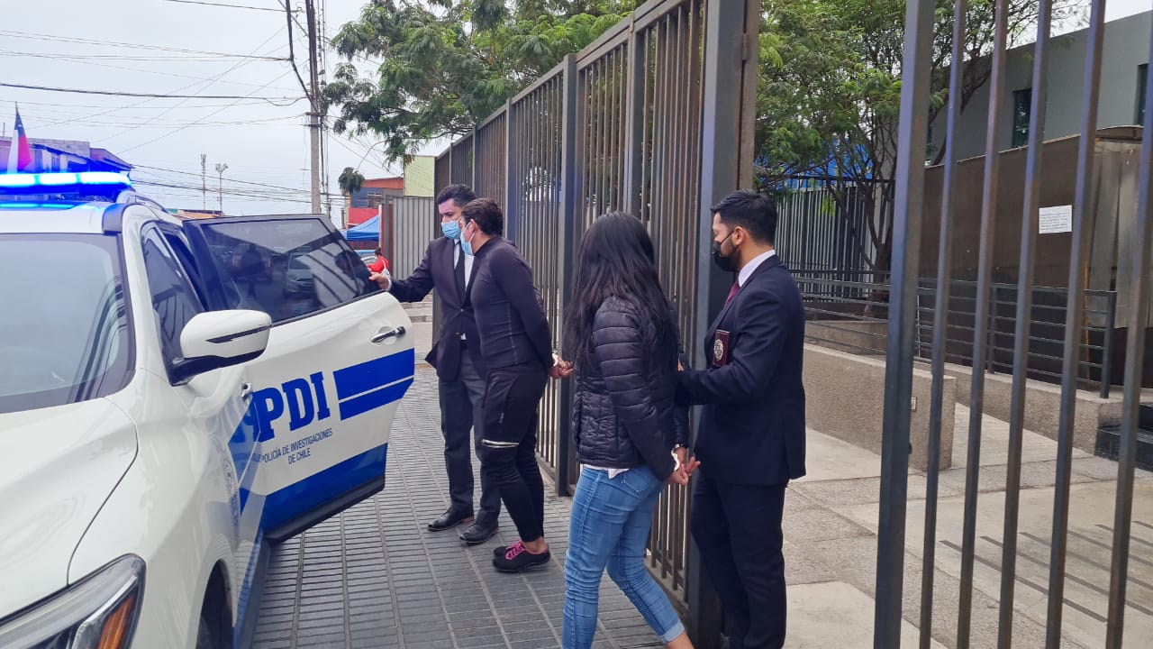 Detectives detuvieron a una pareja que ingresó con arma de fuego a un domicilio