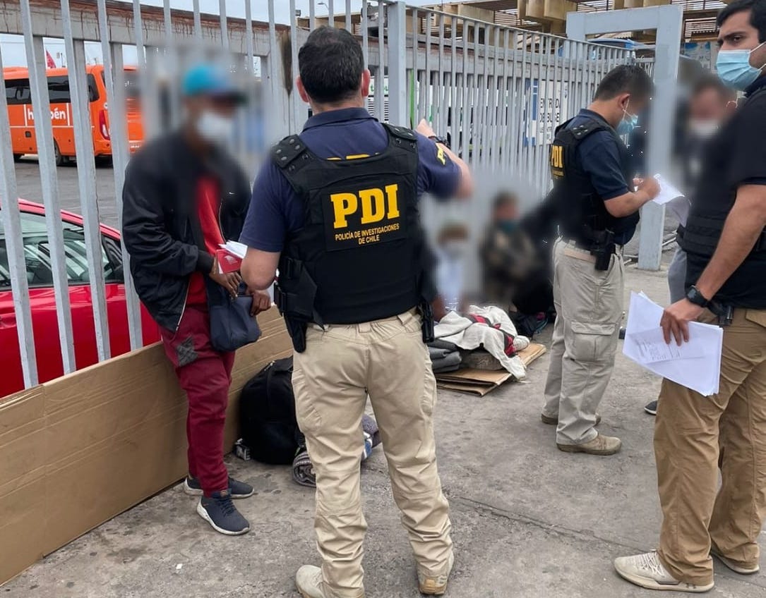 PDI fiscalizó a 96 ciudadanos extranjeros en Terminal de Iquique