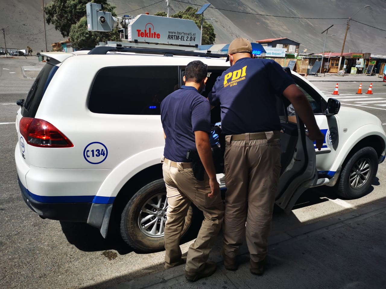 Detectives de Migraciones y Policía Internacional detuvieron a dos colombianos que habían sido expulsados del país