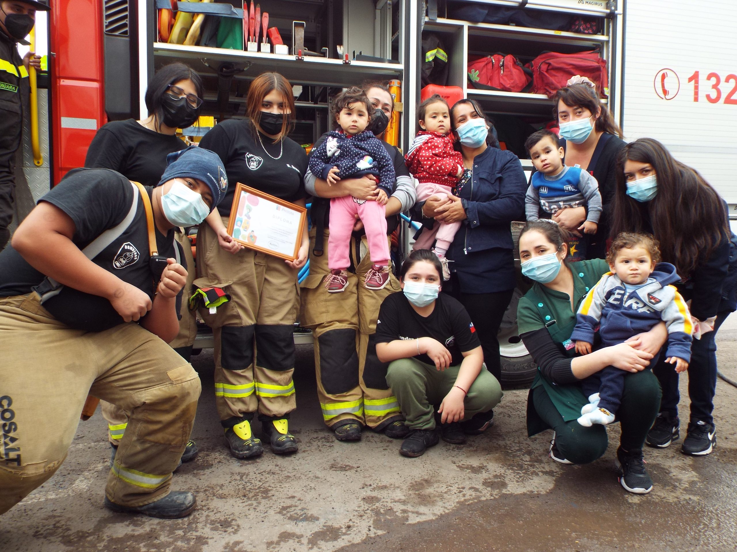 Bomberos de Alto Hospicio realizó operativo comunitario en El Boro