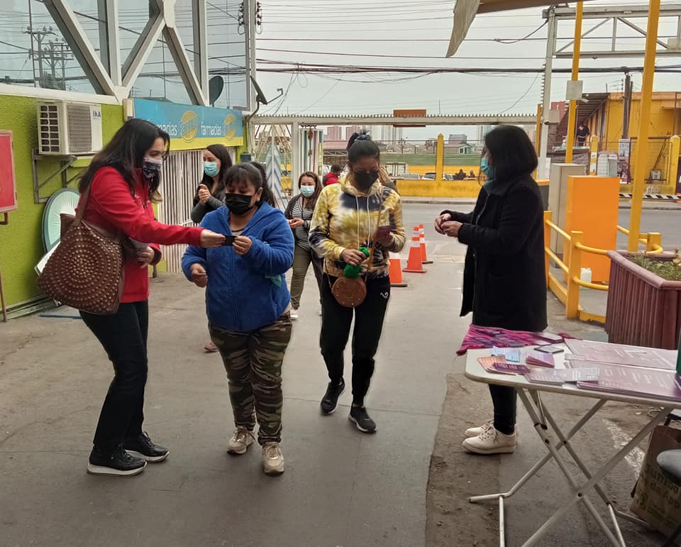 Equipos de SernamEG difundieron líneas de orientación y de apoyo para mujeres en Terminal Agropecuario de Iquique