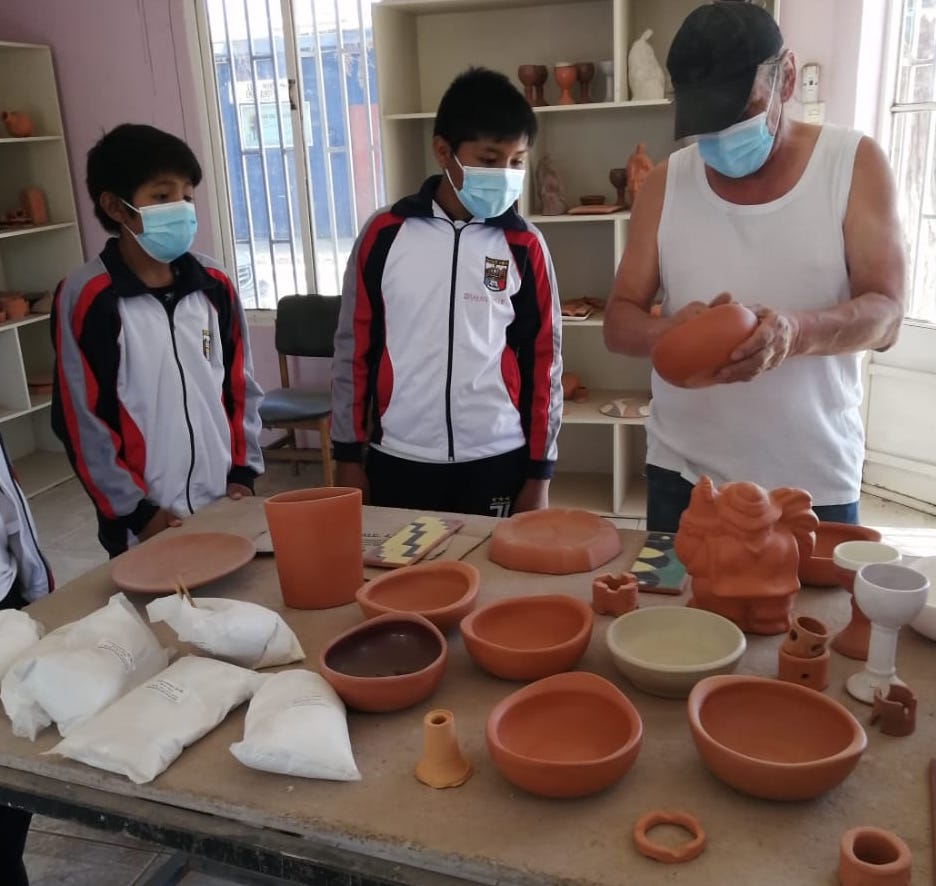 Estudiante de La Huayca participan en taller de cerámica