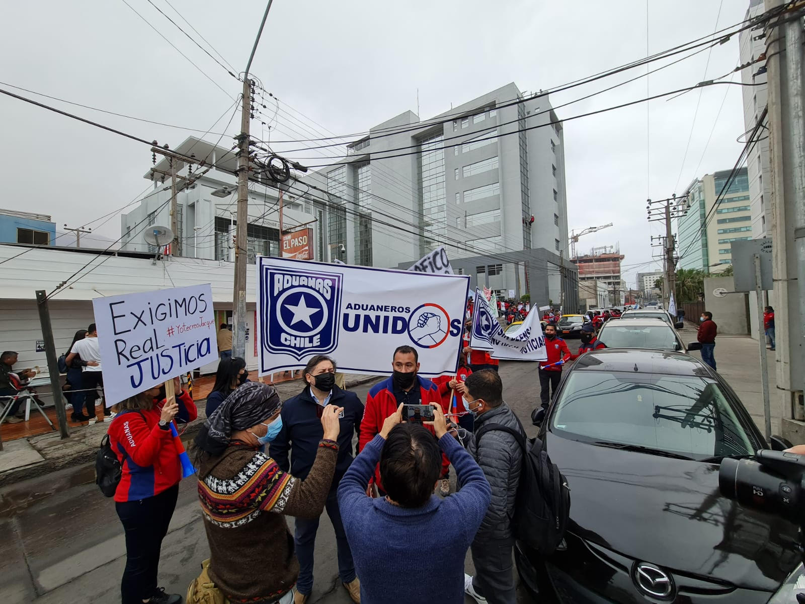 Aduaneros de Iquique se manifiestan en apoyo de  funcionaria frente a Tribunales