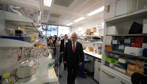 Presidente Piñera visita mayor centro de biomedicina de Europa