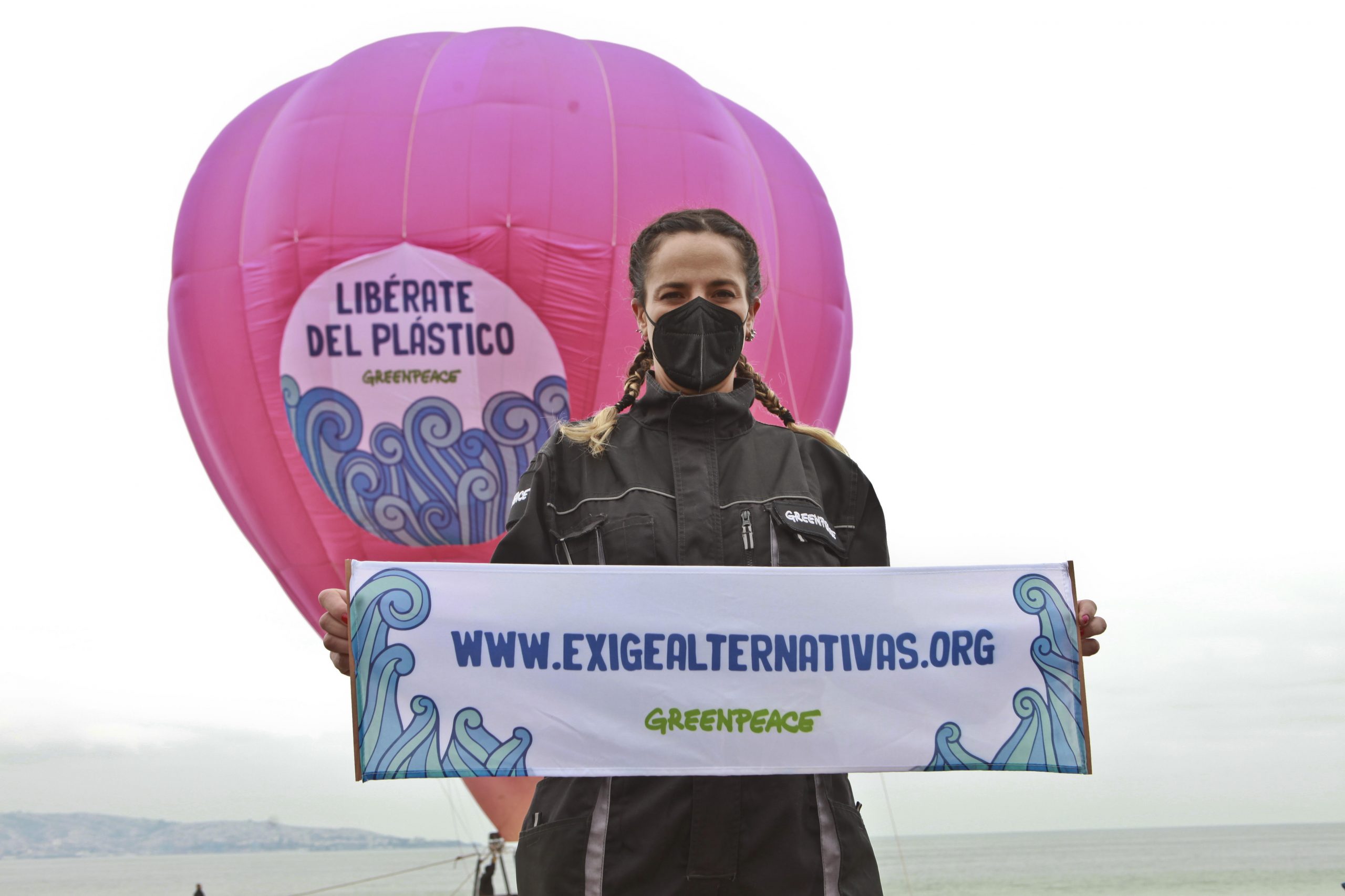 Greenpeace eleva  un globo aerostático para solicitar a los comercios un mayor control  en la comercialización de plástico