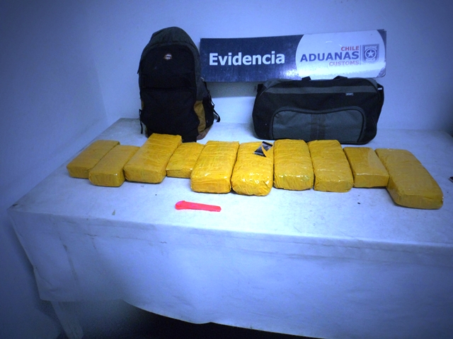 Aduaneros interceptan a viajeros extranjeros que cargaban droga en la Avanzada El Loa