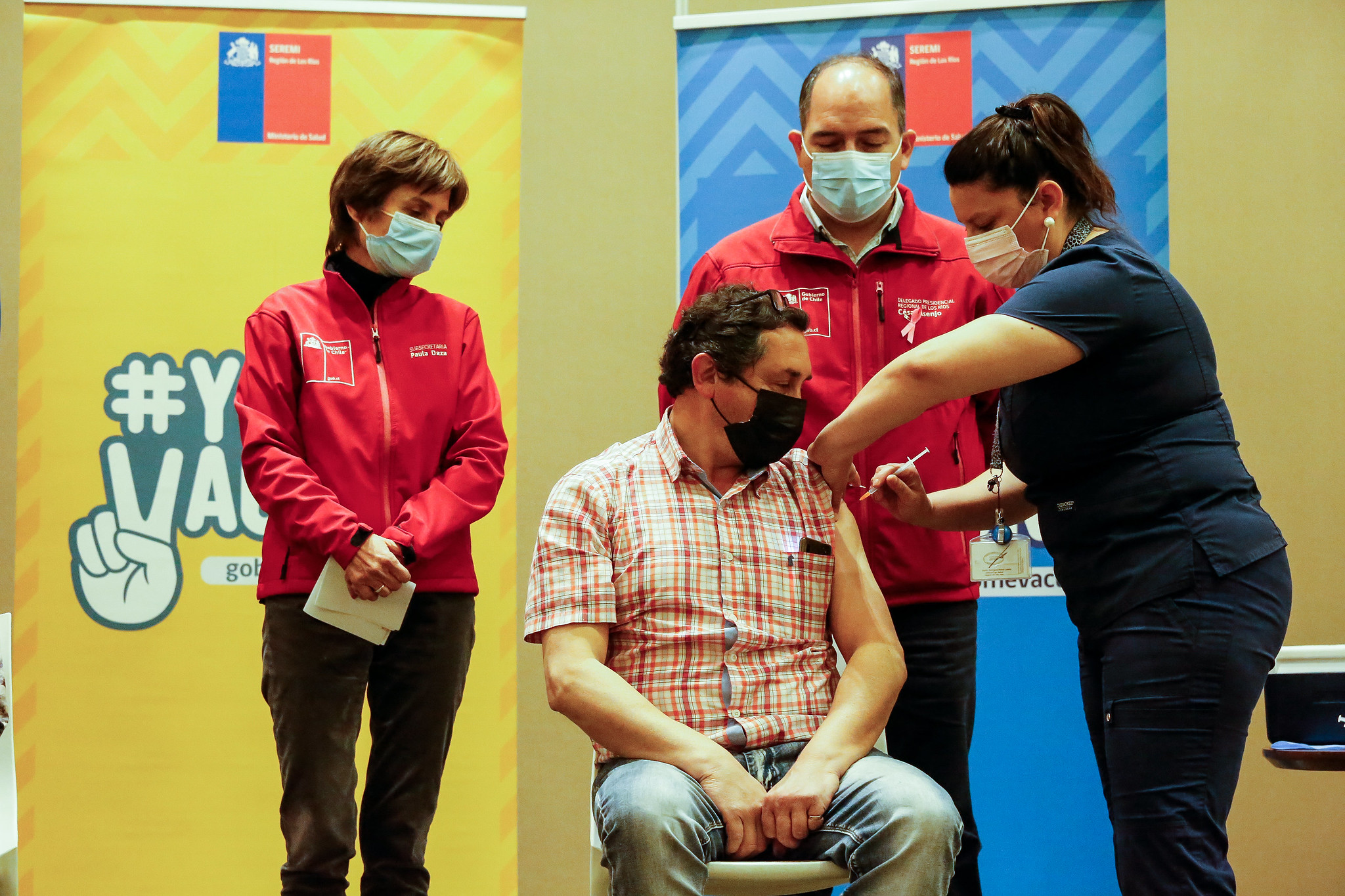 Mayores de 55 años vacunados con Sinovac podrán recibir dosis de refuerzo de AstraZeneca y de Pfizer