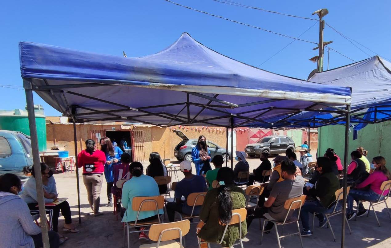 Defensoría de Tarapacá de difundió derechos ante familias de países vecinos acampadas en Alto Hospicio