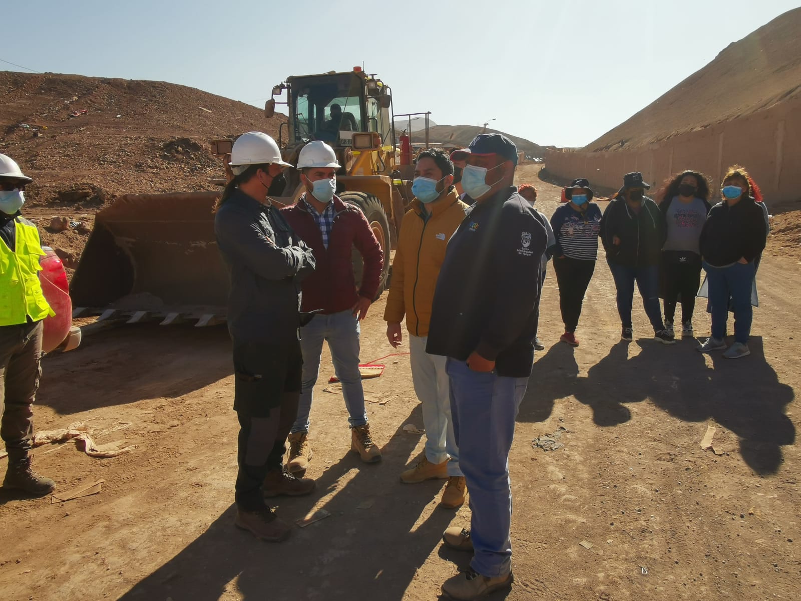 Gobernador de Tarapacá gestionó maquinarias para mitigar funcionamiento del vertedero El Boro