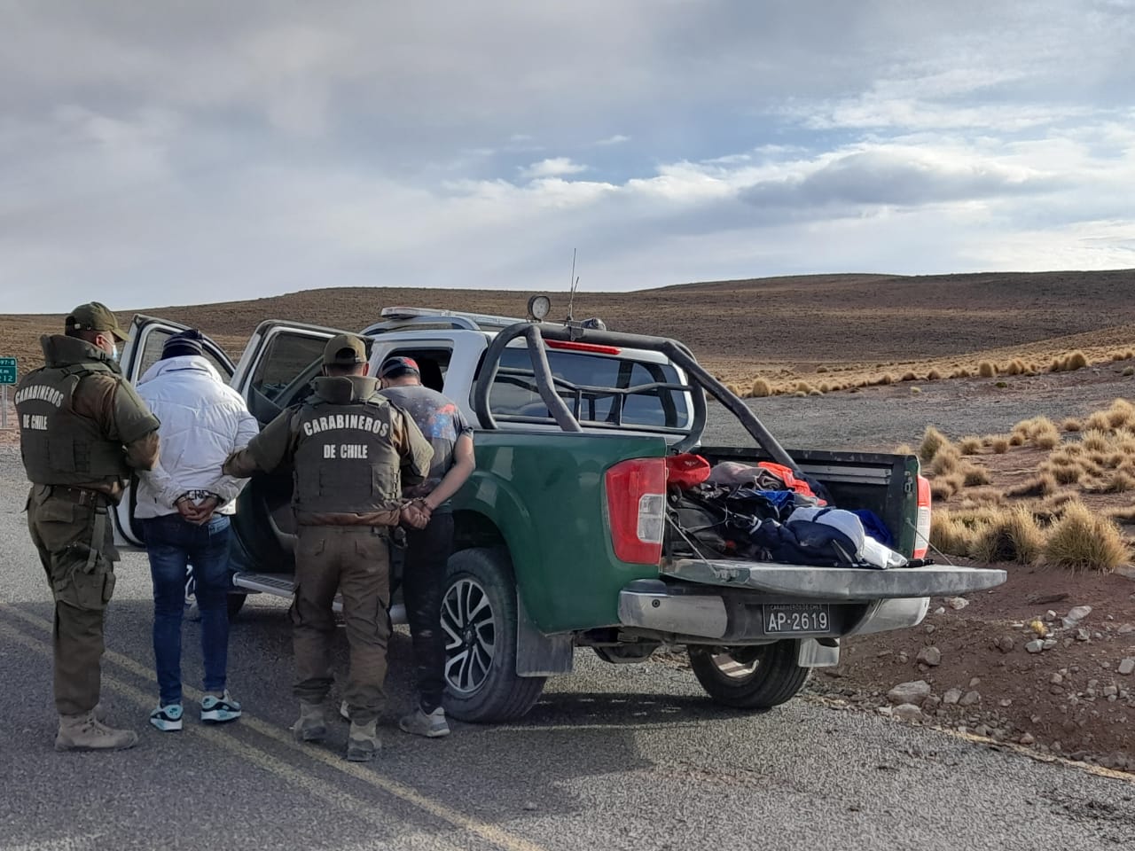 Carabineros detiene a dúo por delito de porte armas y tráfico de drogas en la frontera