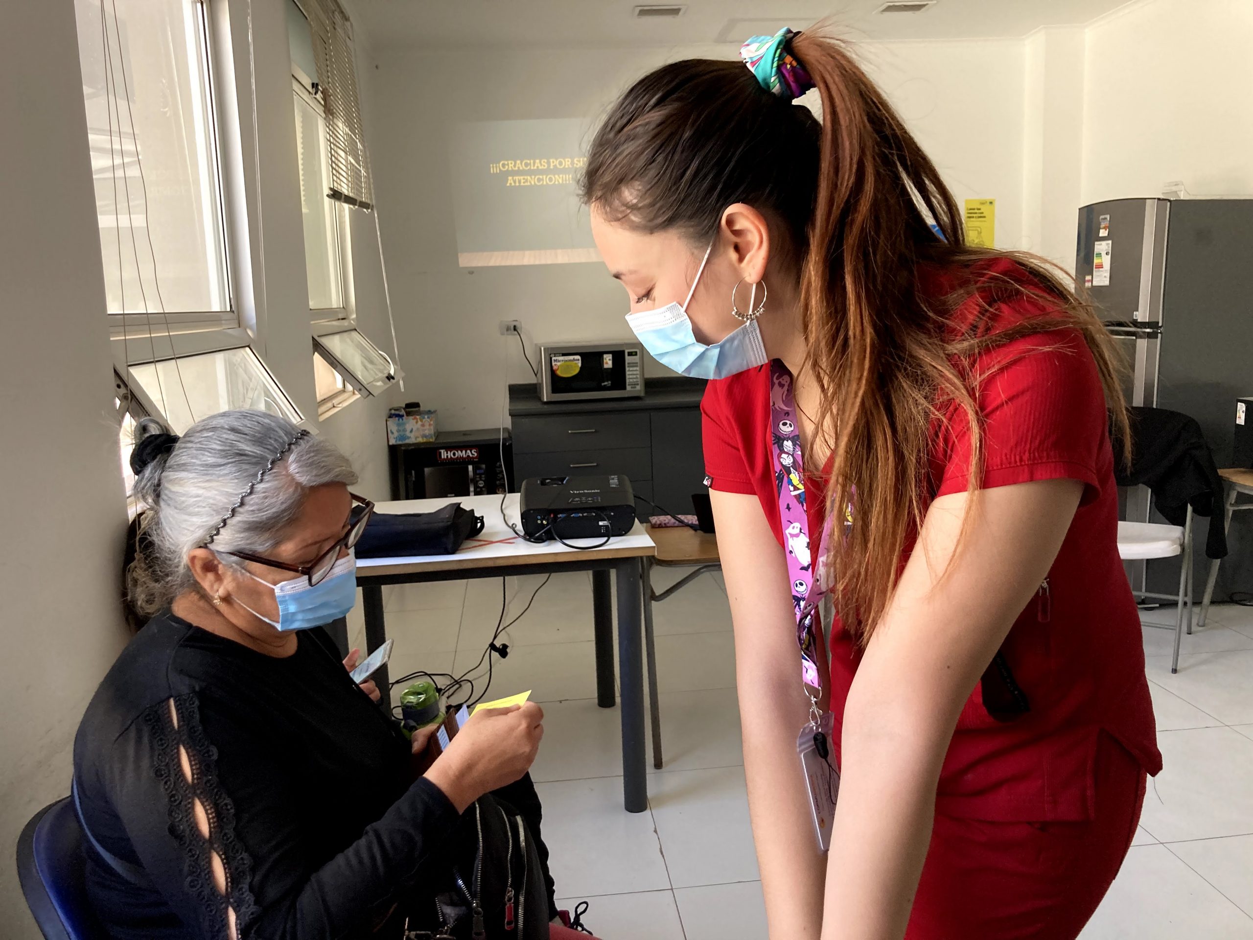 Matrona de CESFAM Pozo Almonte expone sobre menopausia