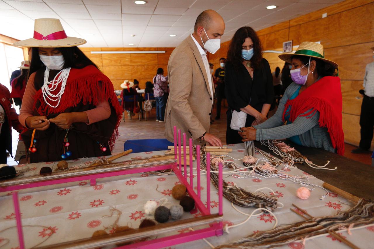 Presentan proyecto de rescate de artesanía tradicional aymara con diseños contemporáneos