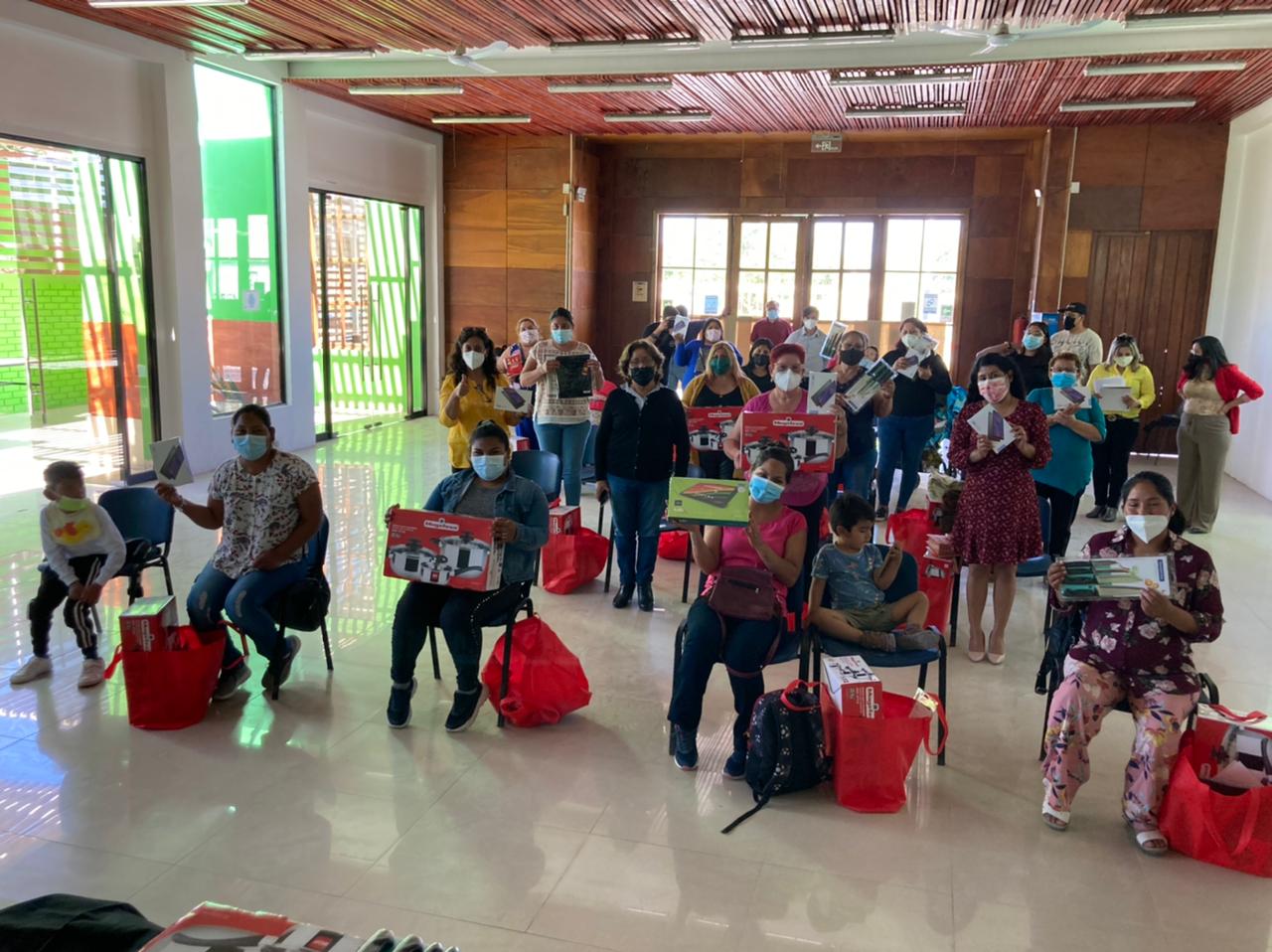 Entrega de utensilios y tablets a integrantes del curso de gastronomía en Pozo Almonte