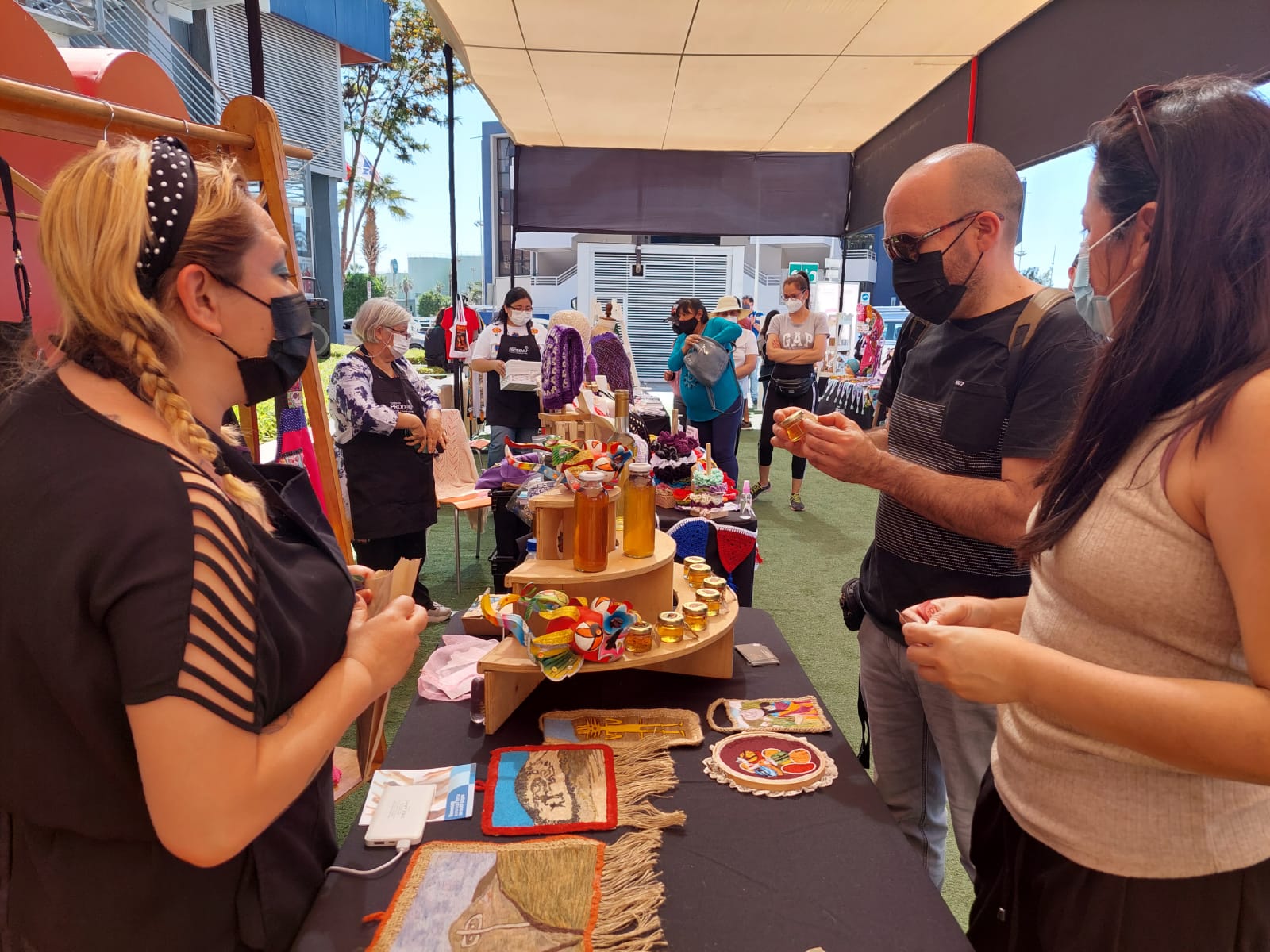 Emprendedoras tarapaqueñas cautivaron con sus productos a visitantes de “Expo PRODEMU”