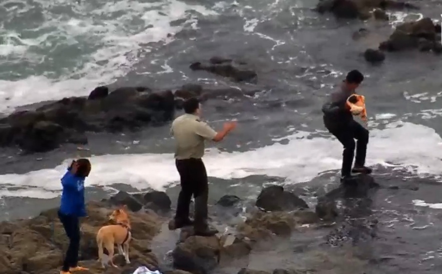 Carabineros auxilia a lactante de 11 días luego que padre ingresara al mar