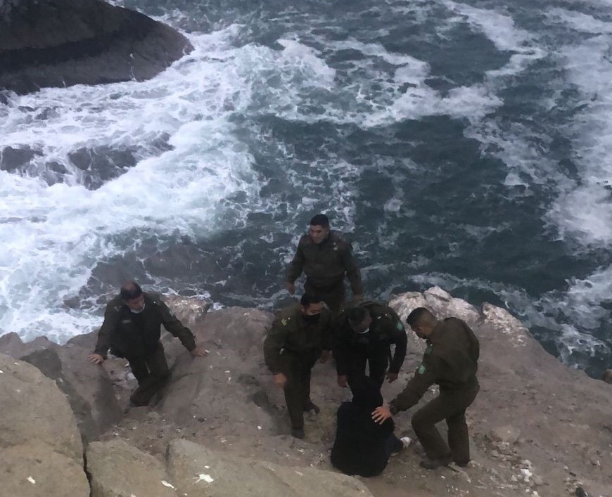 Carabineros rescata a mujer que se lanzó al mar