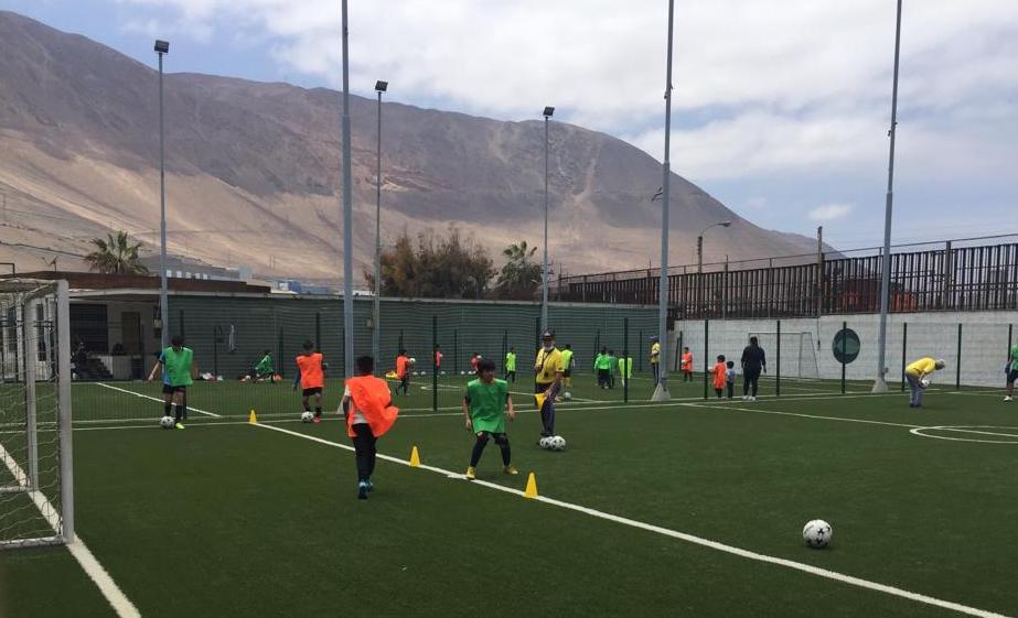 Más de 40 menores participan activamente de nueva escuela de fútbol infantil en complejo deportivo de Corpesca