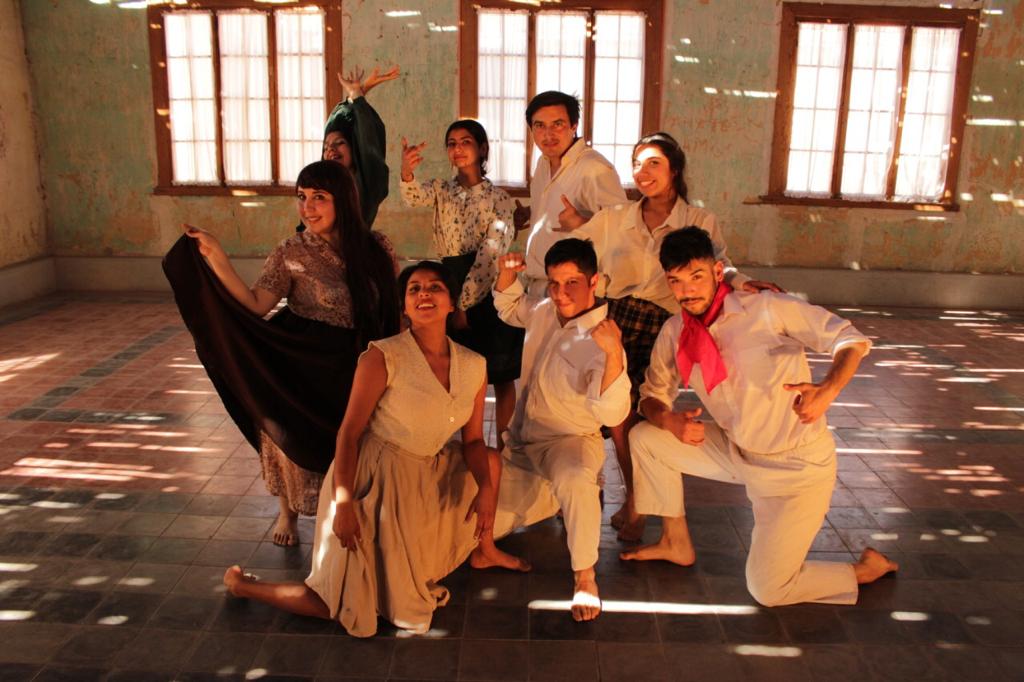 Con recorridos grupales de estudiantes por Oficina Humberstone concluye programa Acciona implementado por Corporación Museo del Salitre