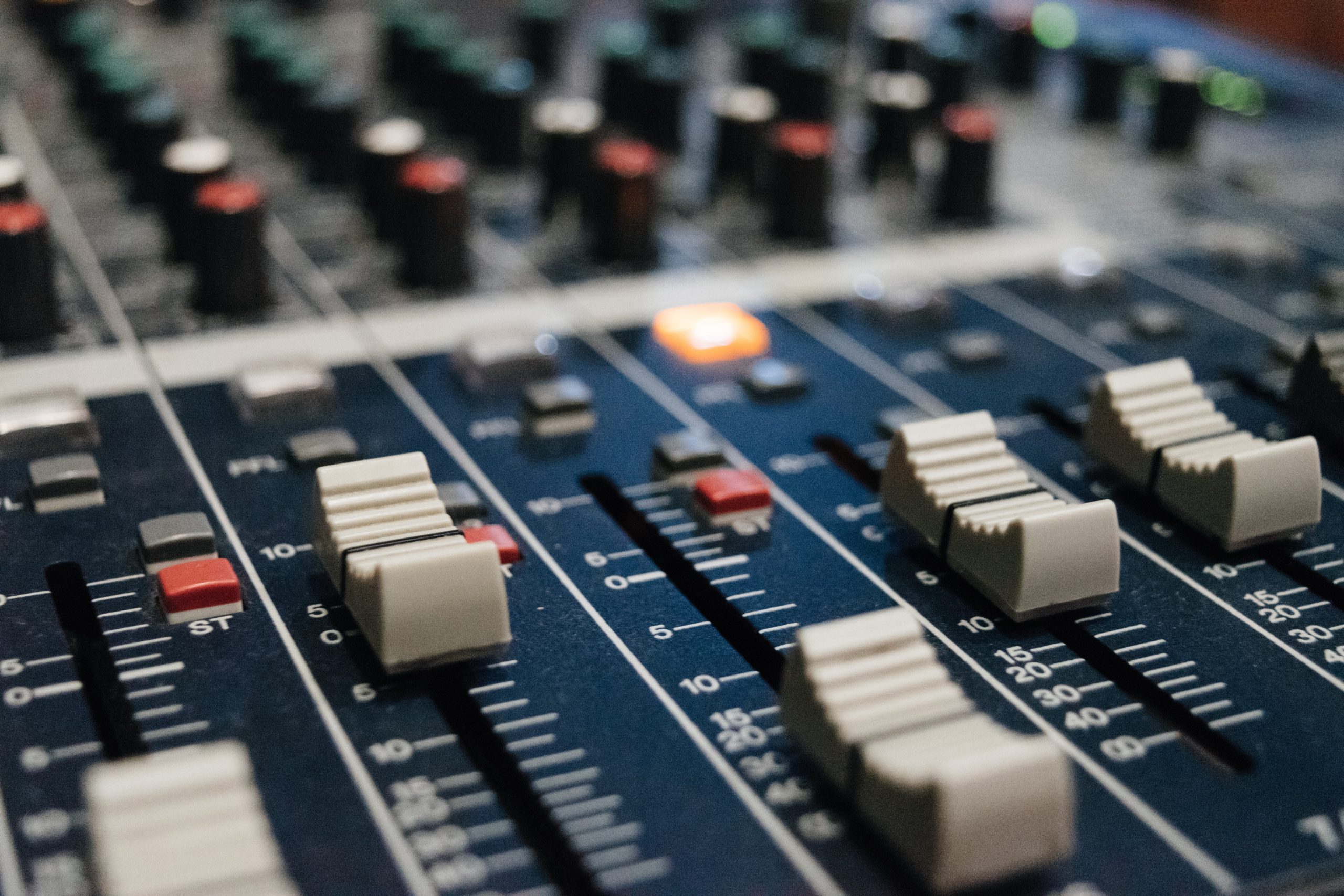 SCD reconoce a las 10 radios nacionales que más música chilena programaron en 2020