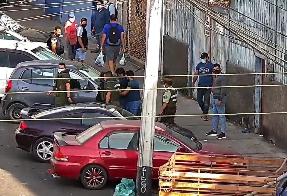 Robo con violencia a salida de supermercado en Iquique; 3 venezolanos detenidos