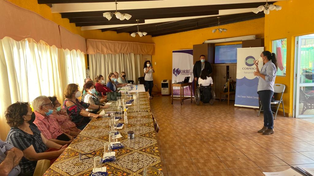 Adultos mayores de El Morro actualizan conocimientos digitales gracias a curso financiado por Corpesca