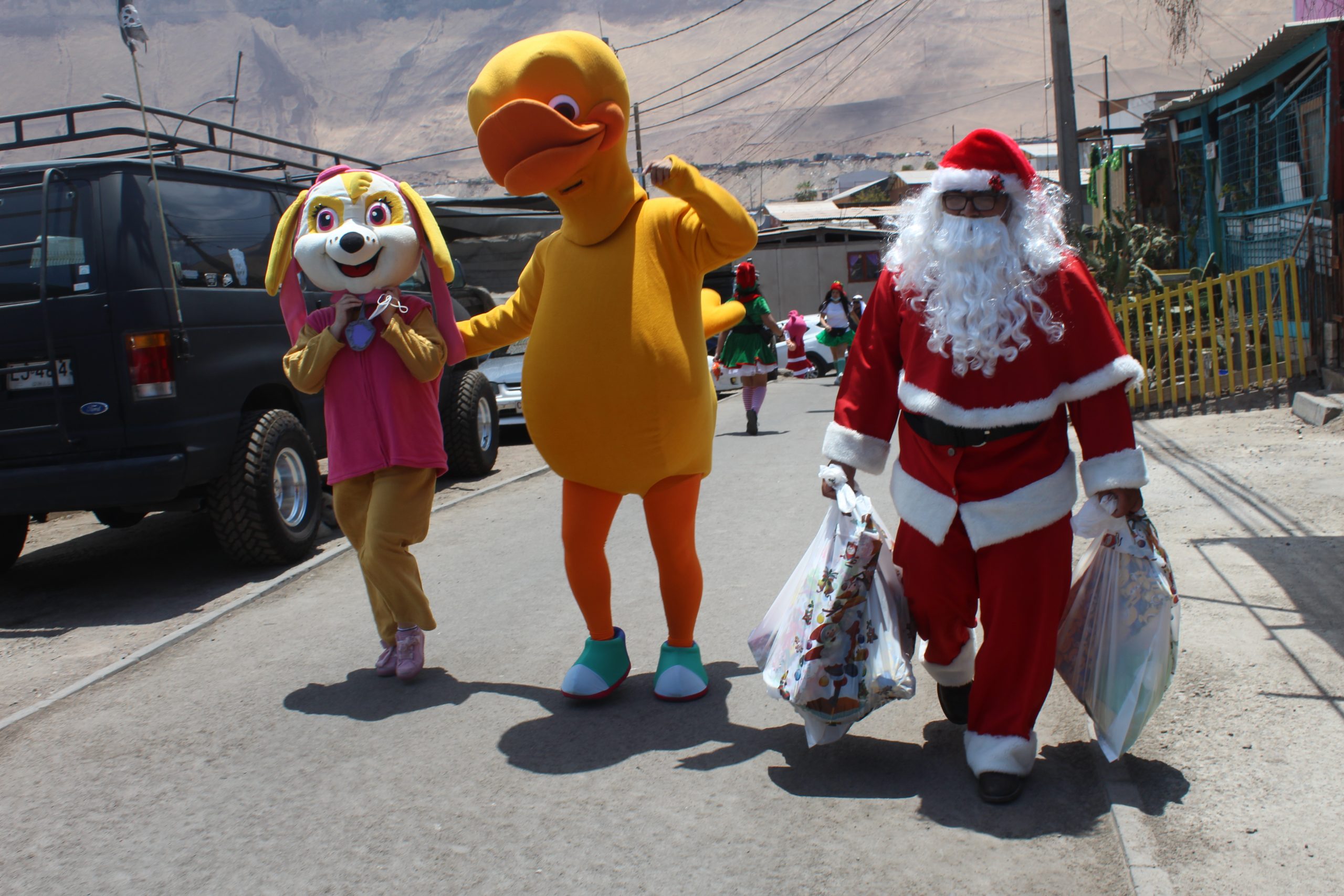 Funcionarios de Bienes Nacionales retomaron la tradición de los carros navideños en Iquique y Alto Hospicio