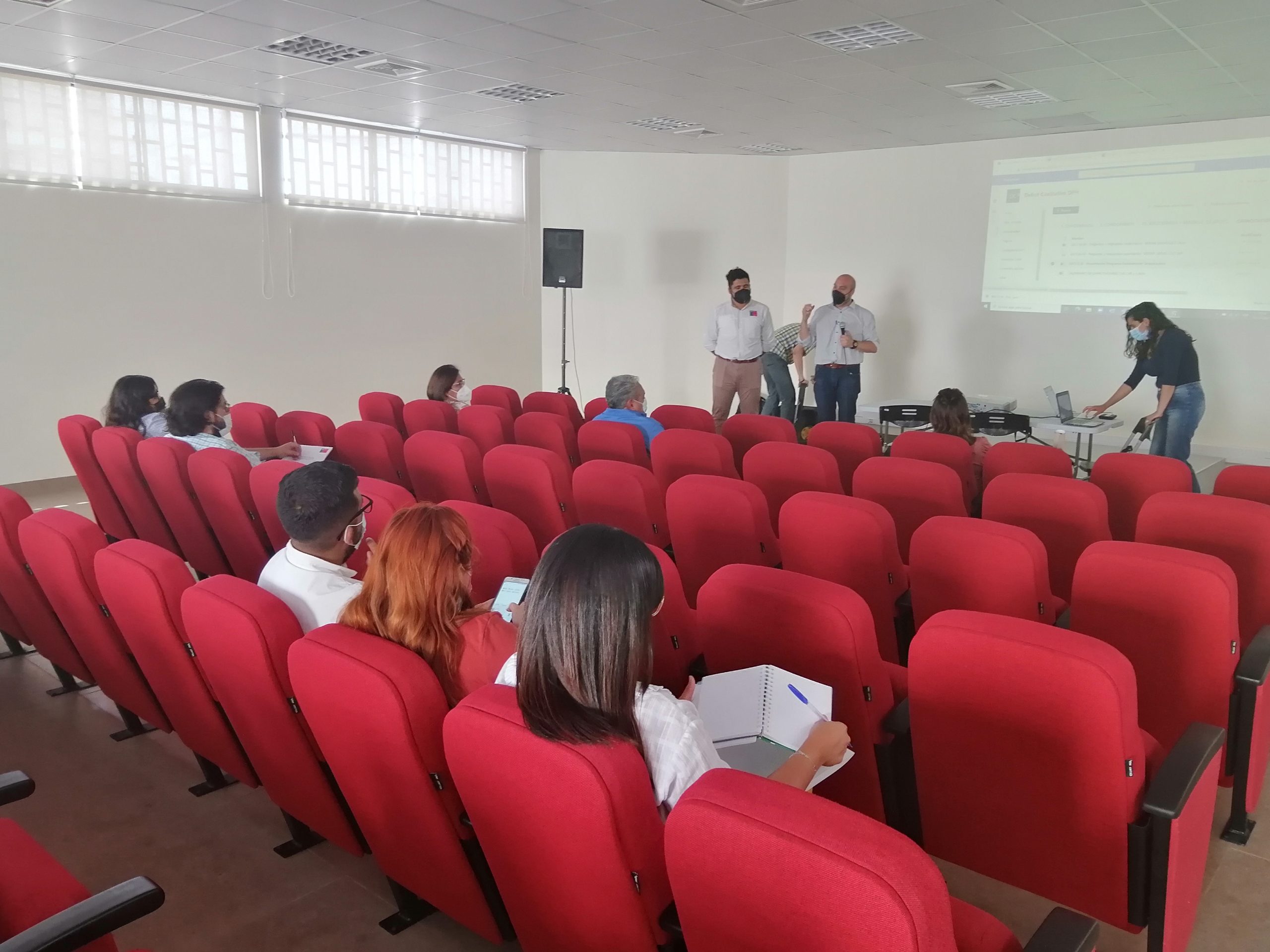 Entidades patrocinantes y funcionarios de Minvu-Serviu de Tarapacá se capacitan en programa «Hogar Mejor»