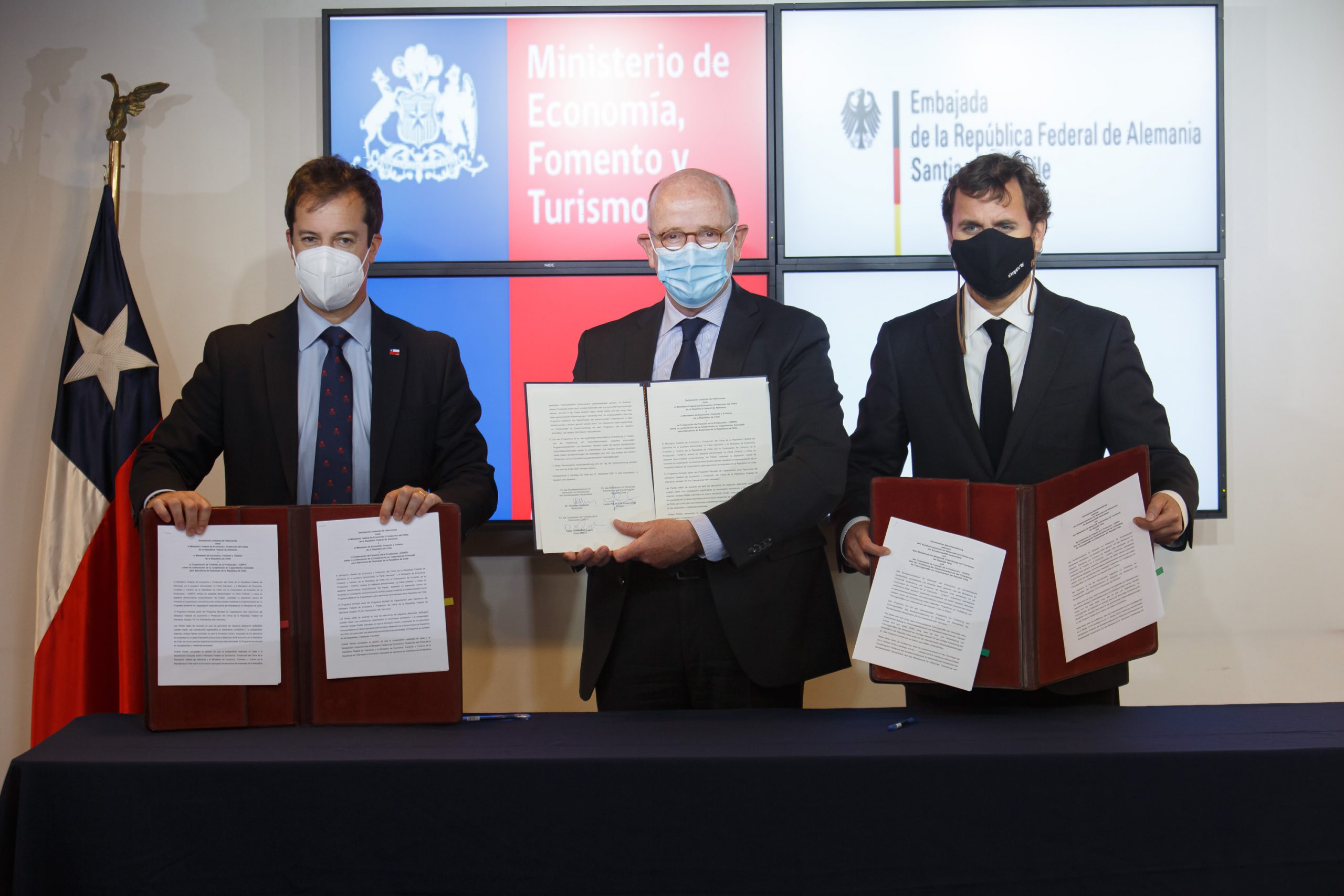 Gobierno firma acuerdo para que pymes expandan sus negocios a Alemania