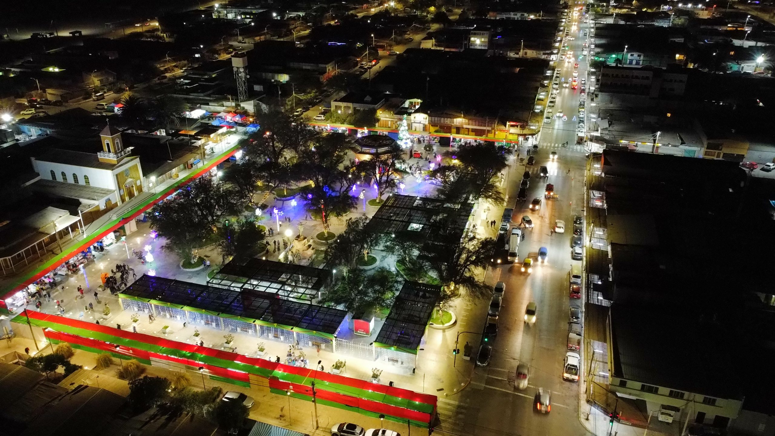 Encienden árbol de Navidad en la Plaza de Pozo Almonte y localidades de la comuna