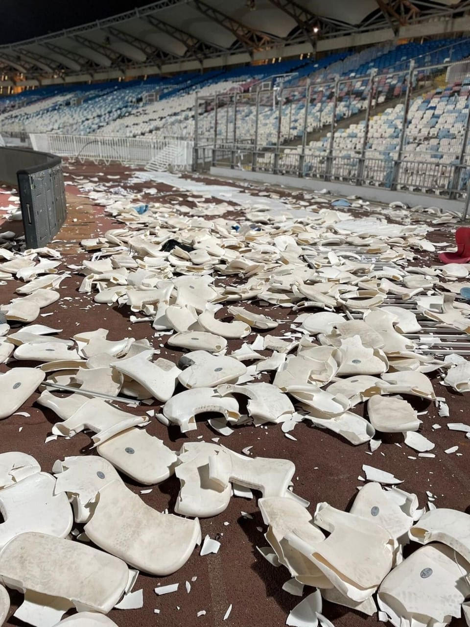 Colo Colo perdió 1-0 con Antofagasta que terminó con parte de su estadio destruido por la barra alba