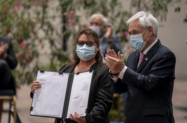 Presidente Sebastián Piñera promulga Ley Juan Barrios, que endurece penas por ataques incendiarios en vehículos con personas