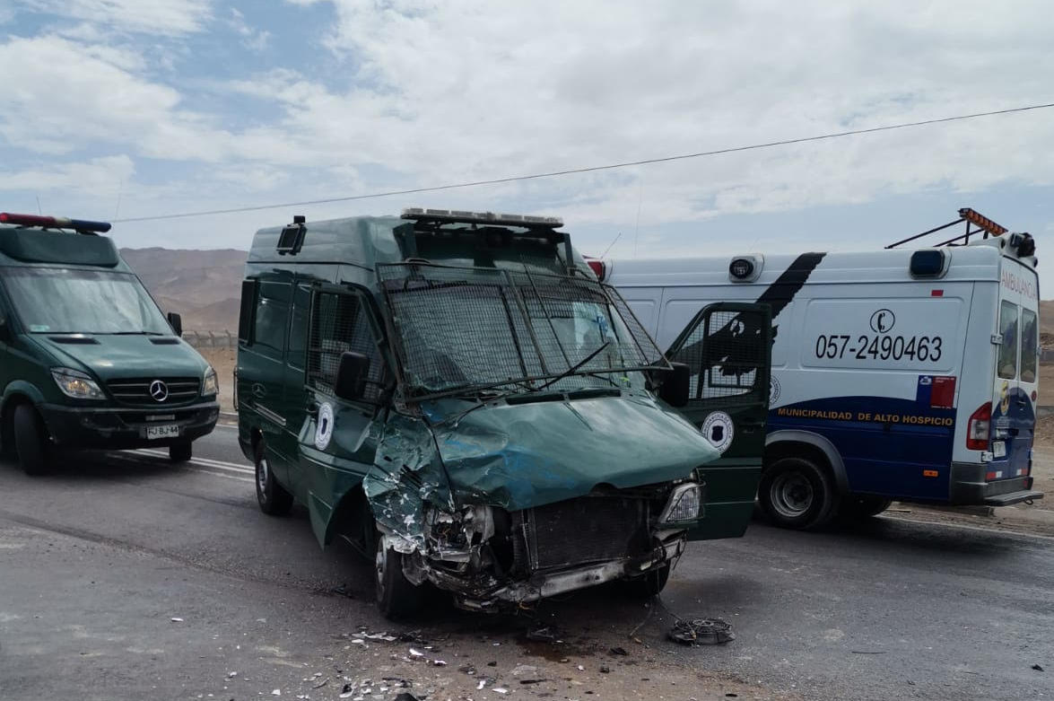Carro de Gendarmería fue colisionado por microbús en Alto Hospicio