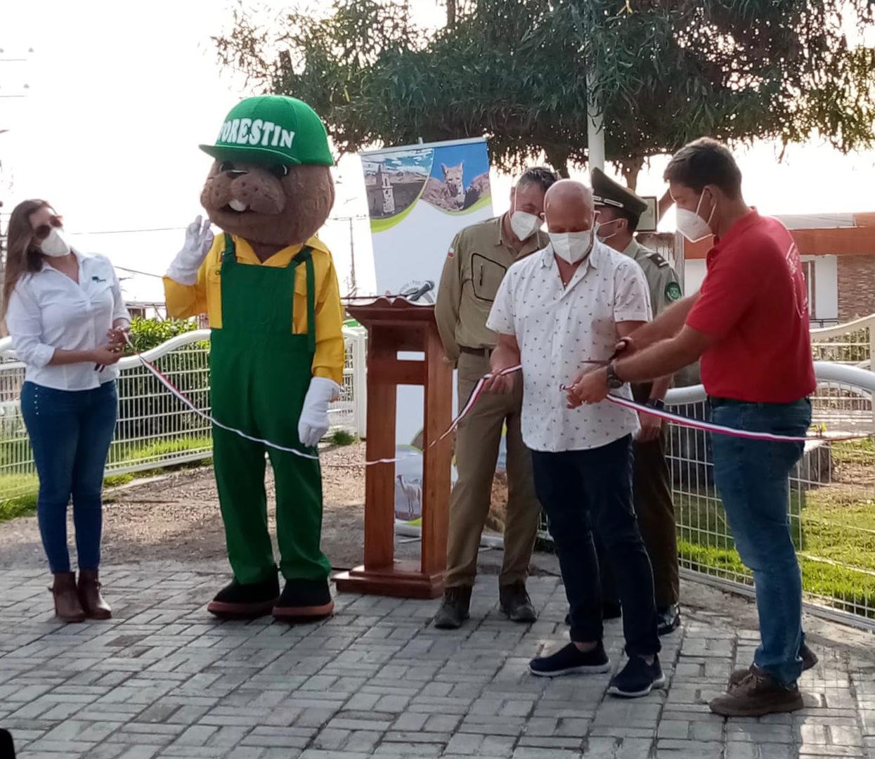 Vecinos junto a CONAF remodelan plaza Los Puquios de Iquique￼