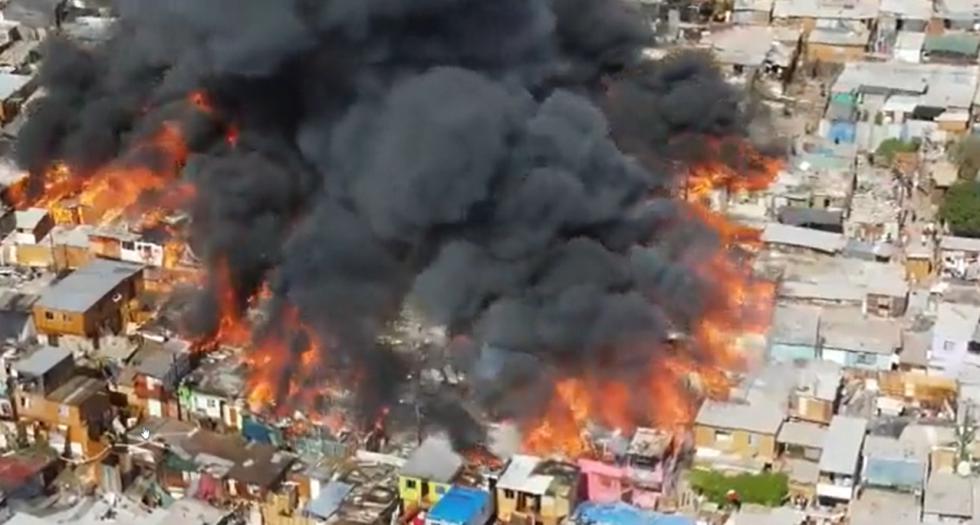 100 casas destruidas y 400 damnificados en incendio en campamento Laguna Verde